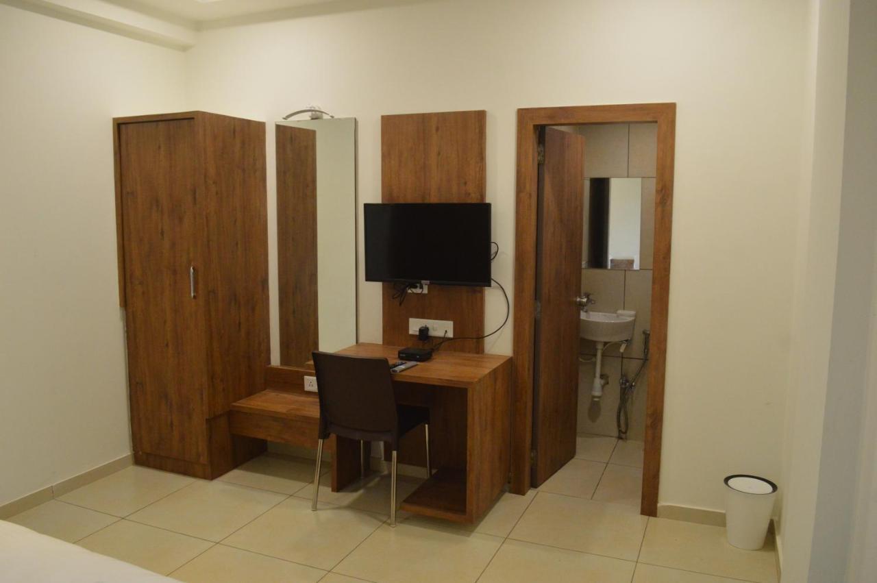 Hotel Revive Veraval Εξωτερικό φωτογραφία